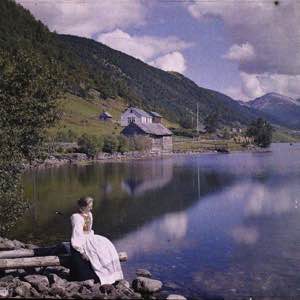 Auguste Léon, Lac près d'Opheim, Norvège, 14 août 1910 (Autochrome, Fonds Albert Kahn) #old #photo #autochrome #norway #landscape #woman #nature #reflection